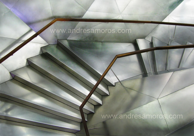Escalera interior del Caixa Forum Madrid de Herzog & de Meuron,  por Andrés Amorós
