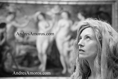Luisa María Arias preparándose para las fotos de Ouka Leele en el Museo del Prado por Andrés Amorós
